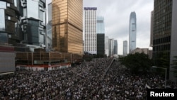 资料照片: 抗议者在香港街头大游行，反对拟议中允许将香港犯罪嫌疑人引渡至中国大陆的条例。(2019年6月12日)