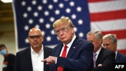 Presiden AS Donald Trump saat meninjau pabrik Honeywell International yang membuat alat perlindungan diri medis di Phoenix, Arizona, 5 Mei 2020. (Foto: AFP)