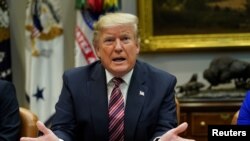 Presidente Donald Trump dice que por ahora no designará a cárteles mexicanos como grupos terroristas.