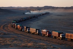 Ribuan truk heavy-duty bermuatan batu bara berbaris hingga 130 kilometer dari perbatasan Mongolia-China di satu-satunya jalan di Gurun Gobi, Mongolia, 29 Oktober 2017. (Foto: Reuters)