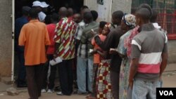 People line up to vote in Bujumbura, Burundi, June 29, 2015. (Photo: Edward Rwema / VOA) 