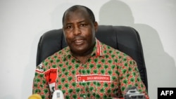 A 52 ans, M. Ndayishimiye est l'un des hommes clés du système qui dirige aujourd'hui le pays et il est bien connu des Burundais. Il est l'actuel secrétaire général du parti au pouvoir.