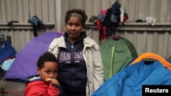 Archives -Tsega, 38 ans, immigrante qui a fui l'Erithée six ans plus tôt, vit avec son enfant Naher, 5 ans, à Calais, France, le 28 ocotbre 2014.