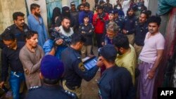 منسوبین پولیس کراچی اسناد مهاجران افغان را بررسی می‌کنند