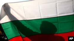 Bendera Bulgaria berkibar di Ibu Kota Sofia, Minggu, 27 September 2009. (Foto: AP)