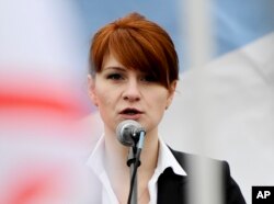 Maria Butina, pemimpin organisasi pro-senjata di Rusia, berbicara kepada orang banyak selama rapat umum untuk mendukung legalisasi kepemilikan pistol di Moskow, Rusia, 21 April 2013. (Foto: dok).
