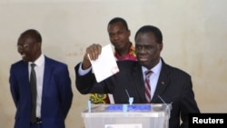 L'ancien président par intérim Michel Kafando vote à Ouagadougou, le 29 novembre 2015. (REUTERS/Joe Penney)