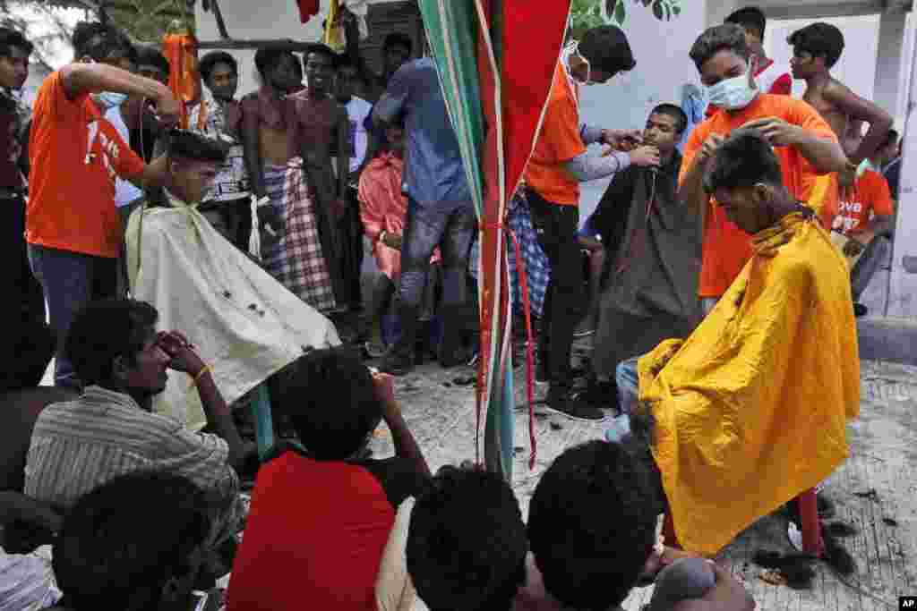 Ethnic Rohingya men take up offers of a free haircut provided by a local NGO at a temporary shelter in Langsa, Aceh province, Indonesia, May 19, 2015.