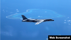 M&#225;y bay n&#233;m bom H-6K của Trung Quốc bay ngang qua b&#227;i cạn Scarborough tại Biển Đ&#244;ng. 