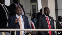 Rais wa Sudan Kusini Salva Kiir (kulia) na Makamu wa Rais Riek Machar(kushoto), wakihudhuria ibada ya misa iliyoongozwa na Papa Francis huko Juba, Februari 5, 2023. Picha ya AP