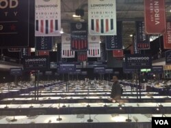 Final preparations are made in the hall where the 2016 vice presidential debate will be held at Longwood University, in Farmville, Virginia, Oct. 3, 2016. (K. Gypson / VOA)