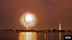 Acara tahunan peringatan hari kemerdekaan AS di Washington DC dimeriahkan dengan perayaan kembang api (foto: dok).