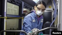Una trabajadora de mantenimiento desinfecta el interior de un autobús de transporte público en Seattle, Washington, el estado más afectado por el coronavirus. Tocar superficies contaminadas es una forma de contraer el coronavirus. 