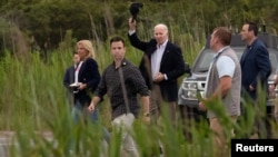 El presidente de Estados Unidos, Joe Biden, saluda mientras se dirige al helicóptero presidencial Marine One en Gordon's Pond en Rehoboth Beach, Delaware, EEUU, en ruta a Wilmington, Delaware, el 2 de junio de 2024. REUTERS/Anna Rose Layden