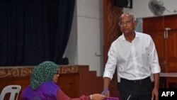 সাবেক প্রেসিডেন্ট ইব্রাহিম মহম্মদ সলিহ ভোট দিচ্ছেন। ফটোঃ ২১ এপ্রিল, ২০২৪।