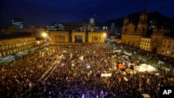 Warga berkumpul di lapangan Bolivar dalam aksi unjuk rasa damai di Bogota, Kolombia, (12/10). 