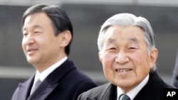 Putra Mahkota Naruhito (kiri) dan Kaisar Akihito (foto: dok). 