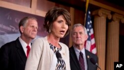 Các Dân biểu Ted Poe, Kristi Noem và Rick Nolan loan báo về dự luật chống mại dâm 2013 tại trụ sở Quốc hội ở Washington, 1/8/13