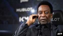 Pelé lors d'une rencontre avec Kilian MBappe à Paris, France, le 2 avril 2019