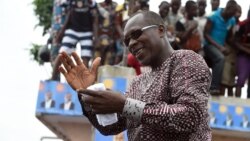 Patrice Talon fait un geste en direction de l'opposition