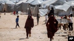 Anak-anak berlarian di kamp al-Hol yang menampung keluarga anggota ISIS di provinsi Hasakeh, Suriah, Rabu, 19 April 2023. (AP/Baderkhan Ahmad)