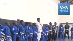 Francis Ngannou visite son village natal et sa fondation