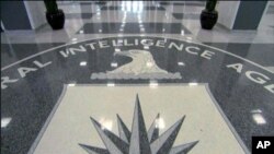 Lambang CIA di markas besar CIA.