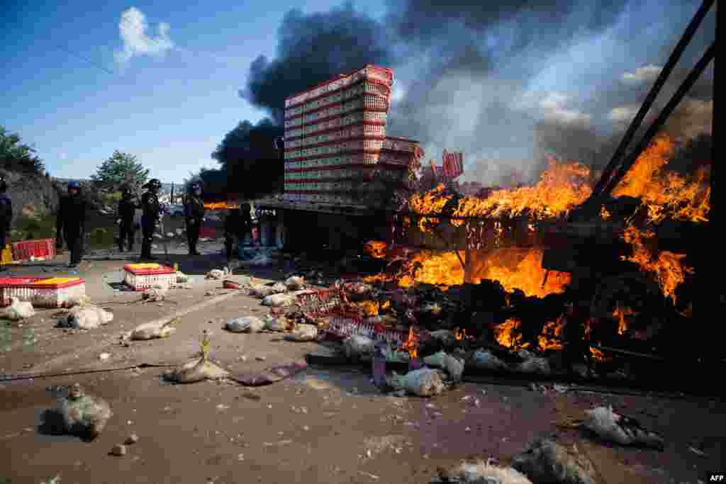 Members of Mexican Federal Police clash with teachers protesting against education reform and the arrest of two of their leaders, in Oaxaca State, June 19, 2016.