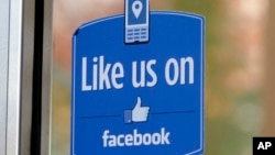 Các luật sư của Haider bác bỏ các cáo buộc, và nói rằng người thanh niên này chỉ “like” (thích) các thông tin, và không hề đăng tải trên trang Facebook cá nhân của anh.