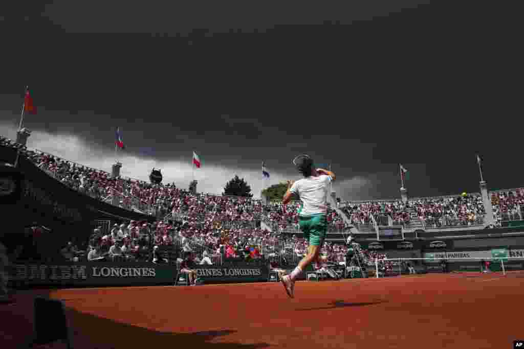 Awan mendung tebal menyelimuti lapangan tennis di stadion Roland Garros, saat pertandingan grand slam Perancis Terbuka di Paris.