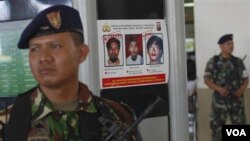 Los tres individuos también están en la lista de más buscados en Indonesia.