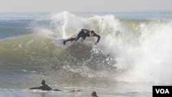 Las clases de surf han empezado en muchas universidades de EE.UU.