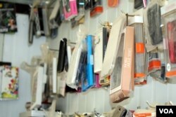 At the Za'atari camp in Jordan, refugees say not many people have laptops but everyone who can afford one has a smartphone. (Credit: VOA/Heather Murdock)