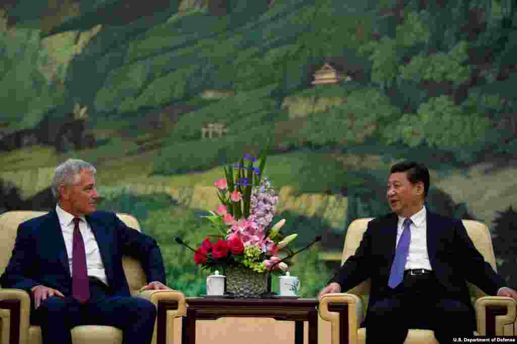 Menhan AS Chuck Hagel bertemu dengan Presiden China Xi Jinping, di Beijing, China, 9 April 2014. (Departemen Pertahanan)