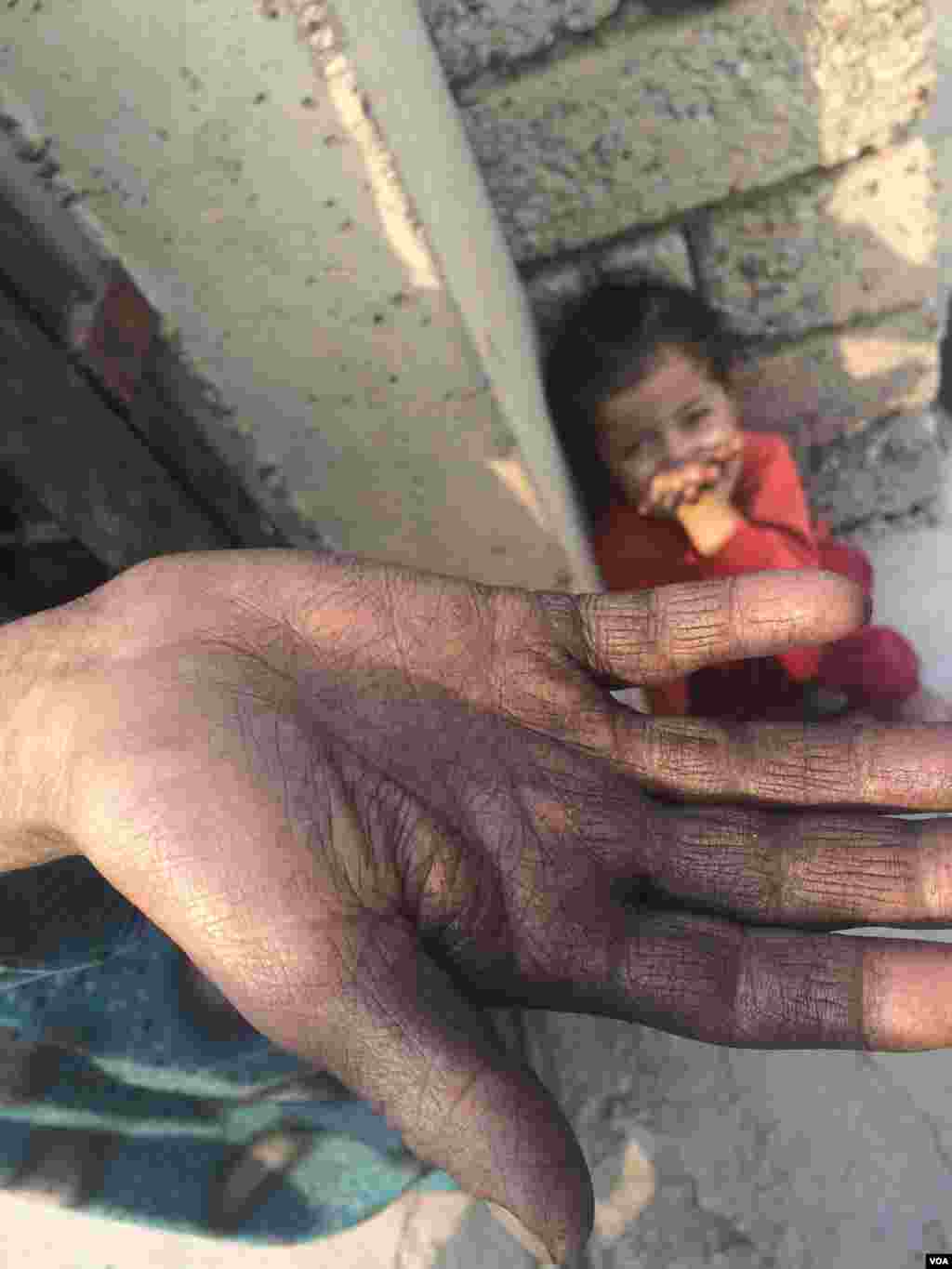 Residents say residue from the fumes coats their clothes and skin, and at this household there is just barely enough water for drinking in Qayyarah, Iraq, Oct. 24, 2016. (H. Murdock/VOA)