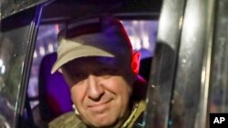 Yevgeny Prigozhin, jefe del Grupo Wagner, mira desde un vehículo militar saliendo de un área del cuartel general del Distrito Militar del Sur en una calle de Rostov del Don, Rusia, el 24 de junio de 2023.