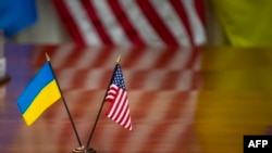 Фото для ілюстрації: прапори України та США