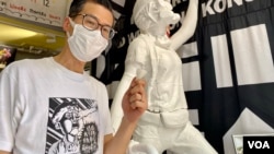 香港行为艺术家黄国才以过往多年维园六四烛光集会用剩的蜡烛，制成新作品”烛光有罪” (美国之音/汤惠芸)