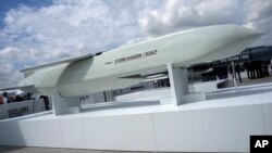 Krstareći projektil Storm Šedou na izložbi u Parizu, Francuska, 19. jun, 2023.(Foto: AP/Lewis Joly)