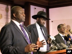 South Sudan Riek Machar (left), South Sudan President Salva Kiir, and James Wani Igga, Vice president hold a press conference at Presidential palace in Juba, South Sudan, July 8, 2016.