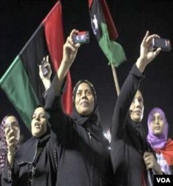 Para perempuan muslim Libya yang ikut membantu perjuangan pemberontak, merayakan kebebasan setelah jatuhnya kekuasaan rezim Gaddafi di ibukota Tripoli (29/8).