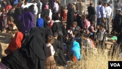Outside Khazir camp, thousands of people wait in line to register in Iraqi Kurdistan, Nov. 5, 2016. More than 45,000 peoplea are said to have been displaced since the Mosul offensive began more than three weeks ago. (H.Murdock/VOA)