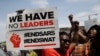 Des gens brandissent des banderoles alors qu'ils manifestent dans la rue pour protester contre les brutalités policières à Lagos, au Nigeria, le jeudi 15 octobre 2020. (AP Photo/Sunday Alamba)