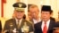 Jenderal Gatot Nurmantyo (kiri) dan Sutiyoso yang baru diangkat sebagai Panglima TNI dan Kepala BIN di Istana Negara (8/7). (VOA/Andylala Waluyo)