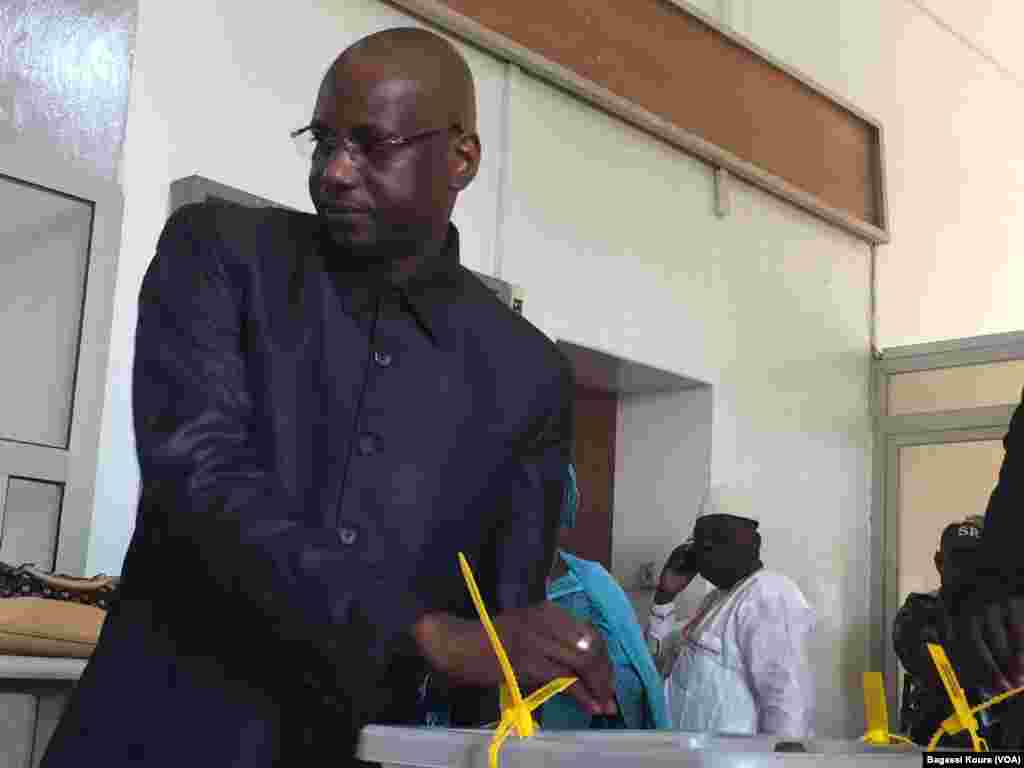 Opérations de vote au bureau numéro 1 de Niamey. Pas de grande affluence aux premières heures du scrutin dans de nombreux bureaux de vote à travers le pays. Selon Boubé Ibrahim, le président de la CENI, "tout se passe normalement". Niamey, Niger, le 20 mars 2016.