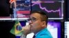 El especialista Paul Cosentino en la Bolsa de Valores de Nueva York, el lunes 5 de agosto de 2019. (AP Foto/Richard Drew)
