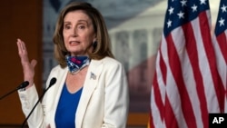 ប្រធាន​រដ្ឋសភា​សហរដ្ឋ​អាមេរិក​អ្នកស្រី Nancy Pelosi ថ្លែង ក្នុង សន្និសីទ សារព័ត៌មាន ប្រចាំ សប្តាហ៍ កាលពី​ថ្ងៃទី១ ខែតុលា ឆ្នាំ២០២០ នៅ​វិមានសភា​កាពីតូល​ក្នុង​រដ្ឋធានី​វ៉ាស៊ីនតោន។