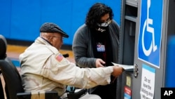 Ishod glasanja je značajan pošto odlučuje ko će kontrolisati Senat tokom prve dve godine mandata izabranog predsednika Džozefa Bajdena, posle 20. januara, kada bude preuzeo dužnost. (Foto: AP/Brynn Anderson)