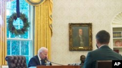 Presiden AS Joe Biden berbicara dengan Presiden Ukraina Volodymyr Zelenskiy melalui telepon dari Gedung Putih, Washington, pada 9 Desember 2021. (Foto: AP/Susan Walsh)