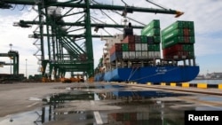 Kapal di Terminal Peti Kemas Tanjung Priok, Jakarta Utara (16/11). (Reuters/Darren Whiteside)